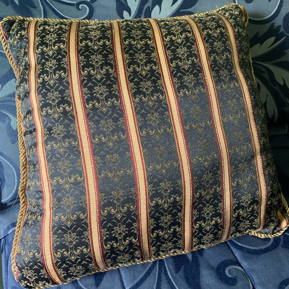 2 Matching Decorative Pillows - Picture 3 of 5